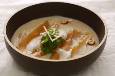 Un délice automnal : crème de champignons et raviole de foie gras