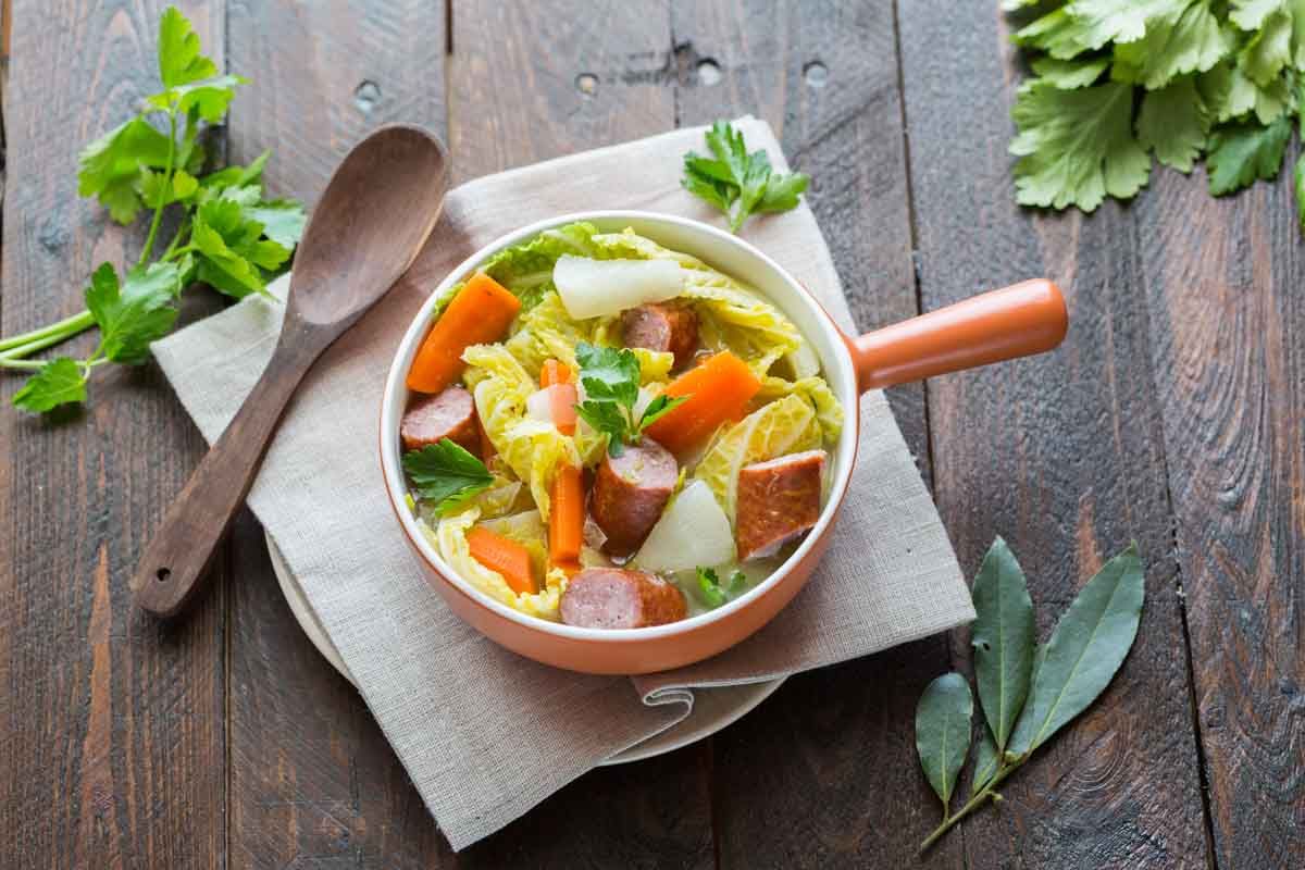 Réchauffez vos soirées avec une soupe paysanne au chou vert