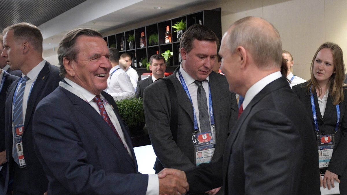 Gerhard Schroeder, un ami de Poutine comme médiateur ? La polémique monte en Allemagne