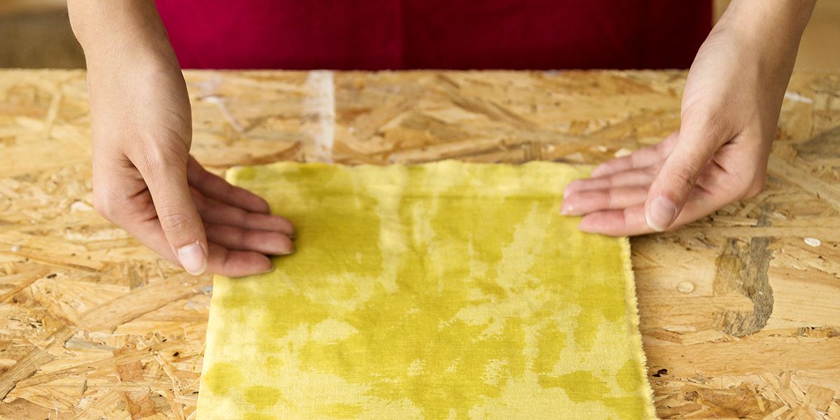 L'art du collage : comment fixer du tissu sur du bois efficacement