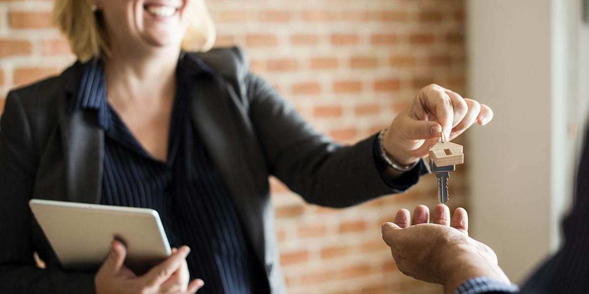 Comprendre le bail précaire en immobilier : enjeux et implications