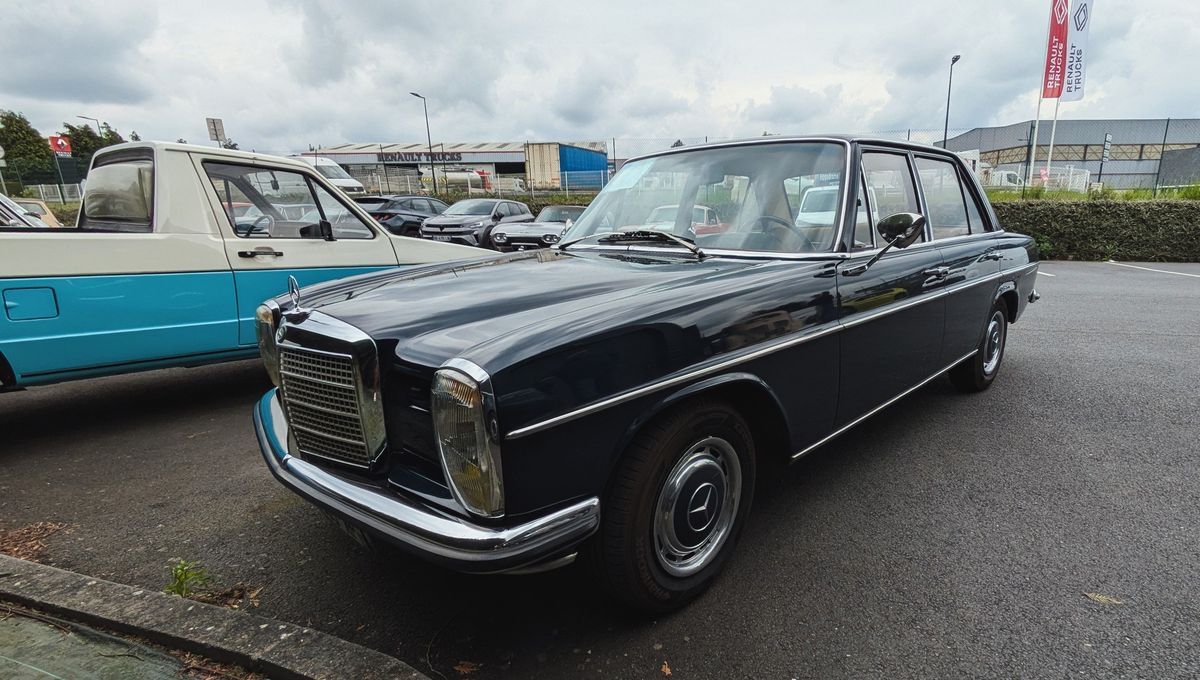 À la découverte des quatre pédales d'une Mercedes des années 70