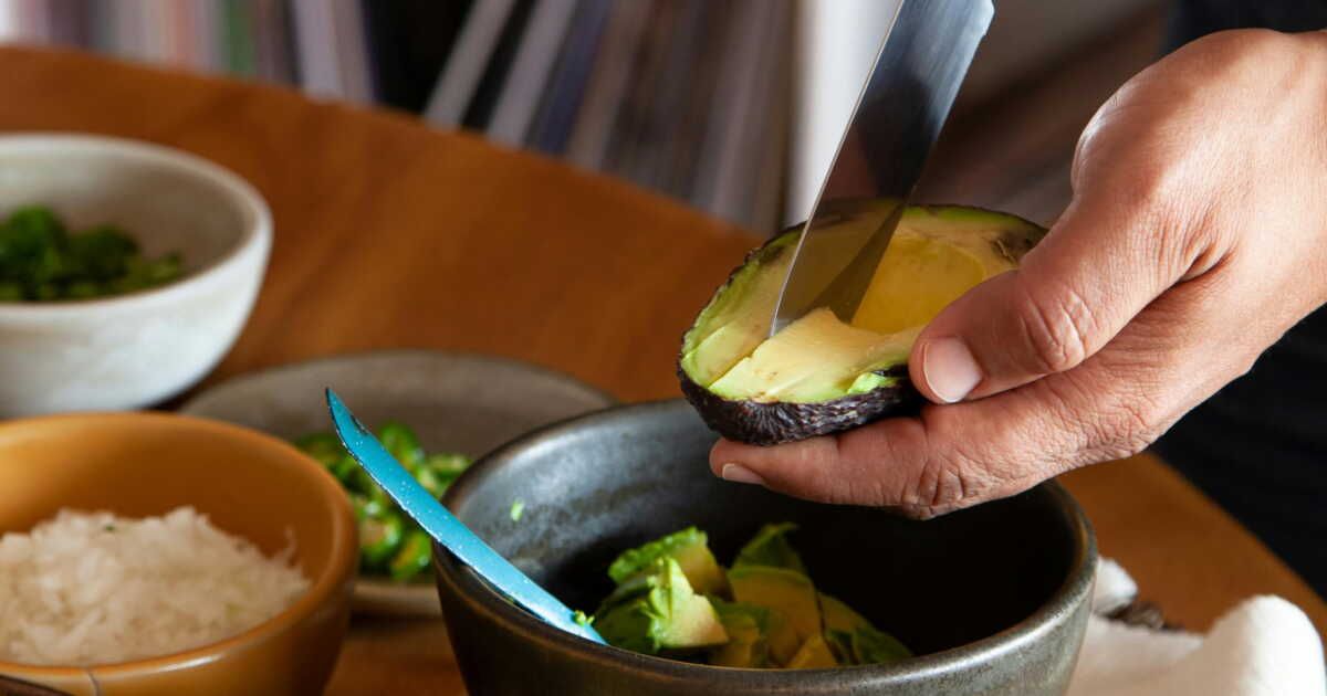 Avocat farci au saumon fumé et fromage frais : une gourmandise rapide à savourer