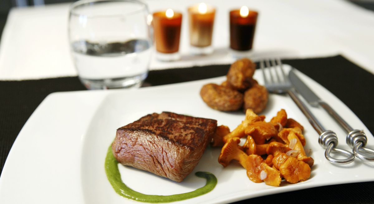 Steaks d'autruche aux girolles et crème de persil