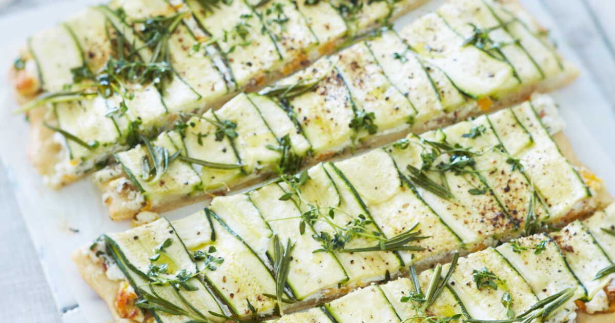 Pizza aux courgettes et chèvre frais