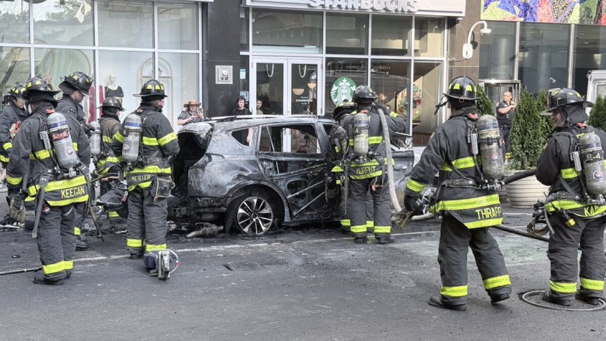 Incendie impressionnant près du Taureau de Wall Street à New York : une voiture explose
