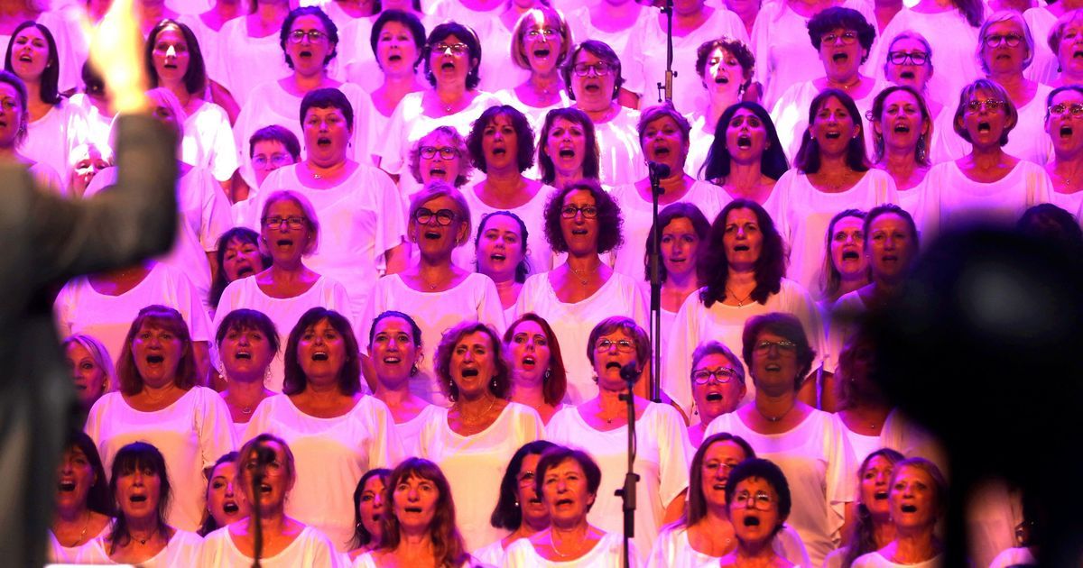 Cornu Mezu Mezu : une vague d'émotions au Vélodrome avec 5000 choristes