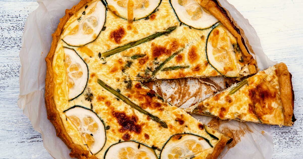 La tarte estivale qui éveille les sens : courgettes, asperges et parmesan