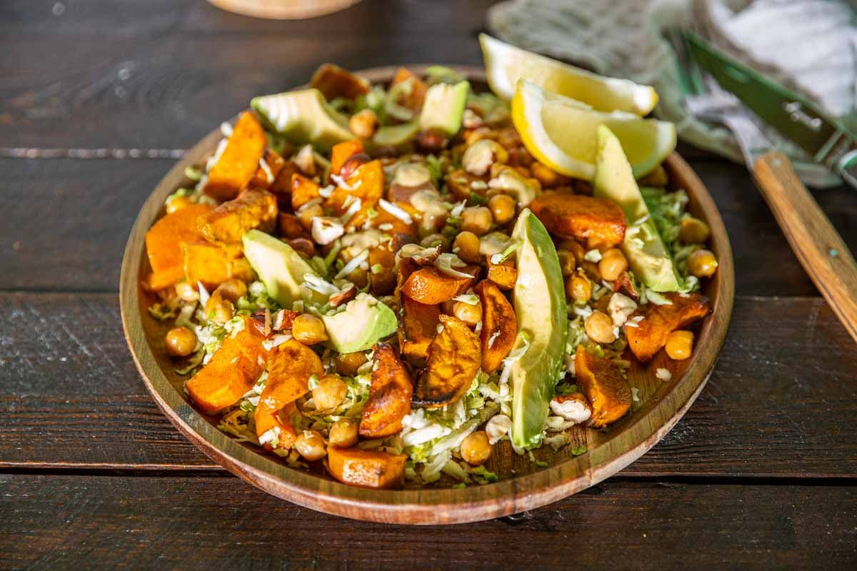 Découvrez la salade Caesar aux patates douces et choux de Bruxelles
