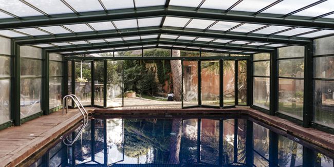 Bien choisir son abri de piscine : guide et coûts d'installation