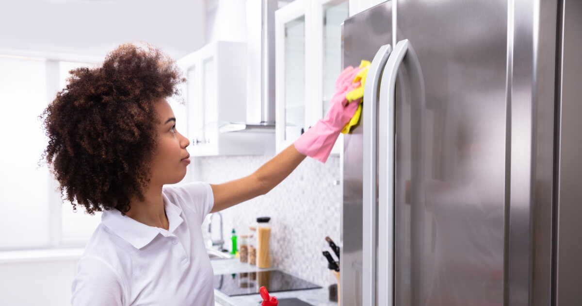 Comment nettoyer sous le frigo sans le déplacer : nos meilleures astuces
