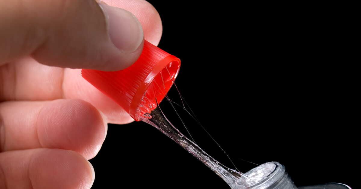 Astuces pratiques pour enlever la colle forte de vos doigts