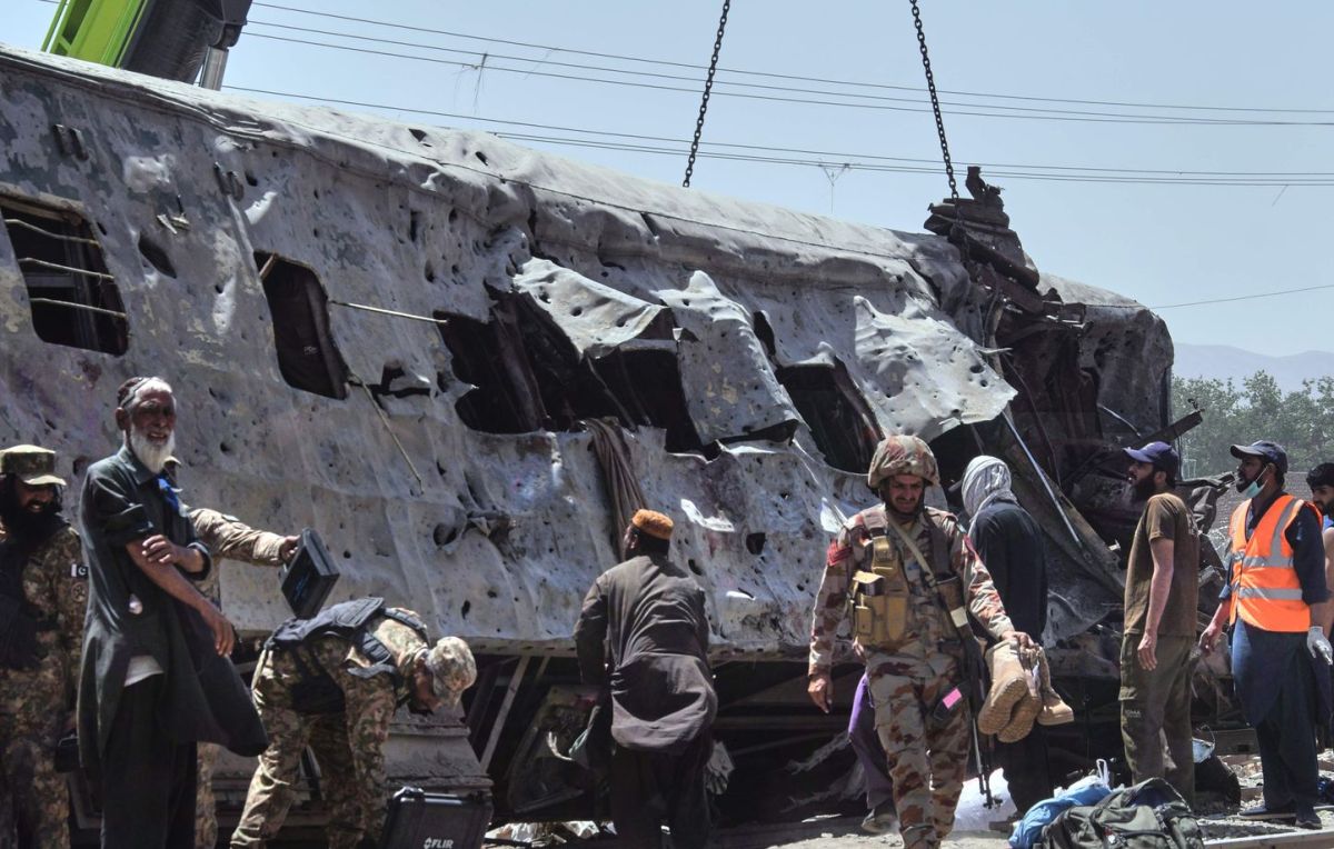 Attaque tragique au Pakistan : au moins 24 victimes dans l'explosion d'un train