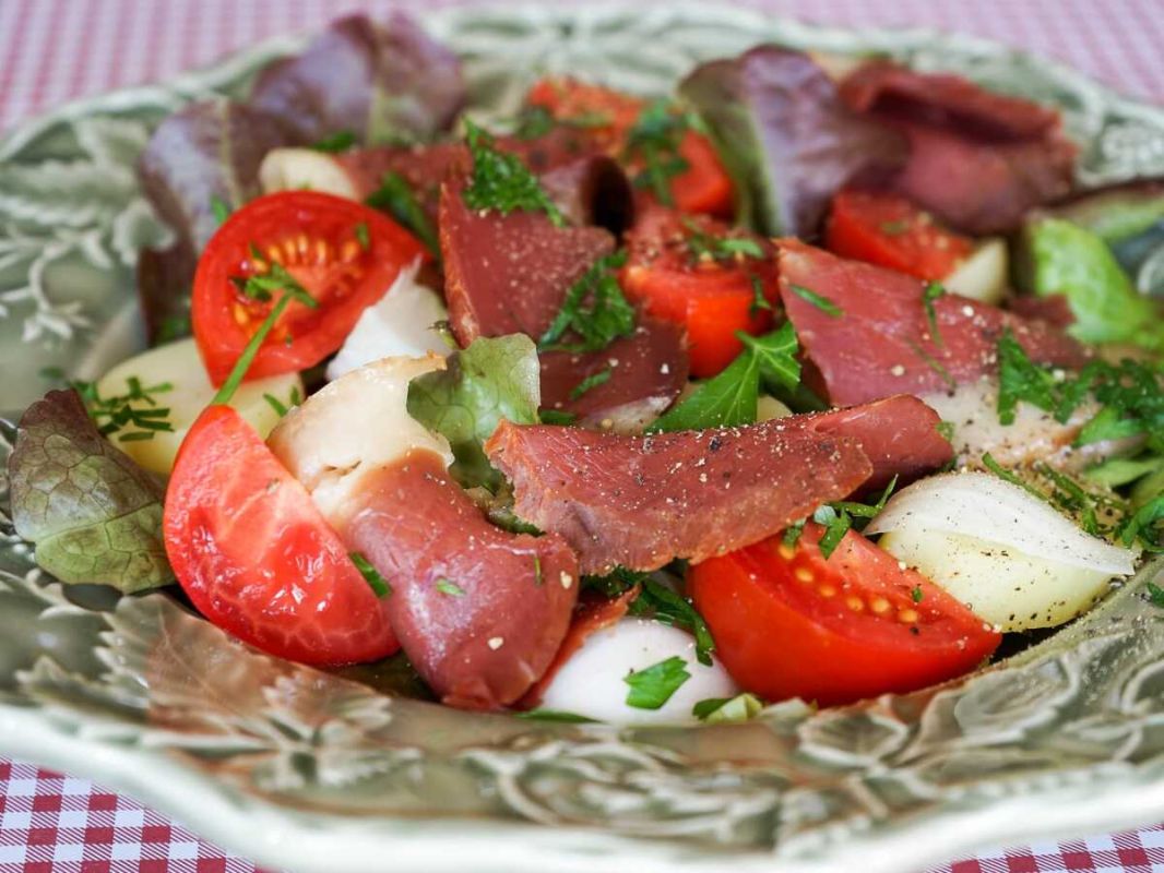 la recette chic de la salade de tomates au magret de canard séché