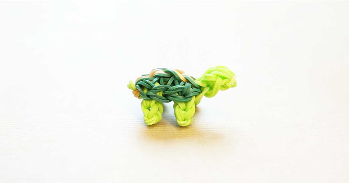 Une tortue colorée en élastiques : l'art du Rainbow Loom à l'honneur
