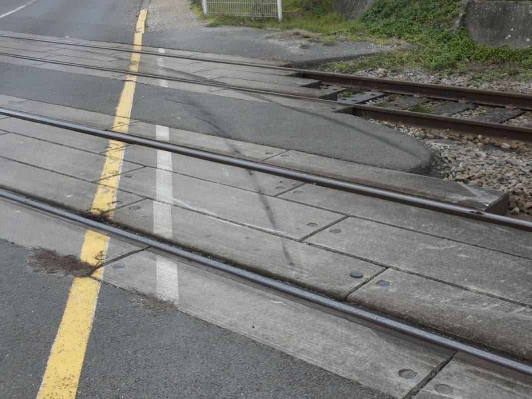 Dordogne : une automobiliste perd le contrôle et bloque les rails