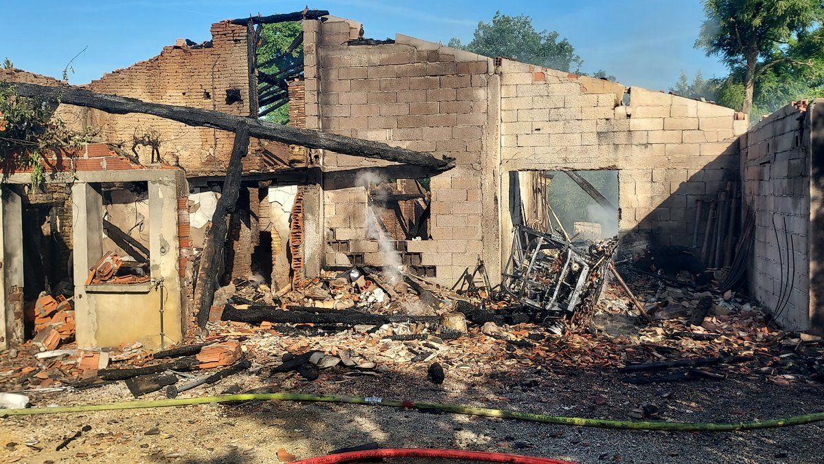 Explosion d'une bouteille de gaz : une grange partie en fumée à L'Honor-de-Cos