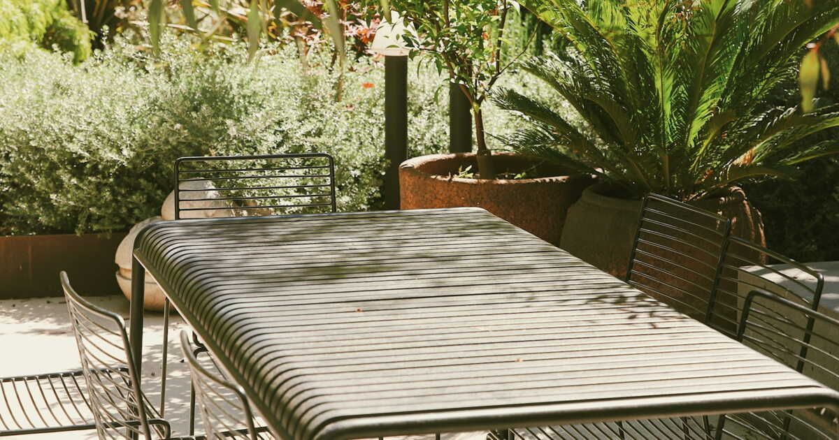 redécouvrez l'éclat de votre table de jardin avec une astuce naturelle étonnante