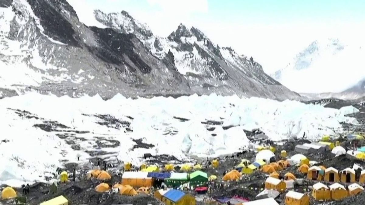 Les records d'ascension à l'Everest suscitent des inquiétudes face au tourisme de masse