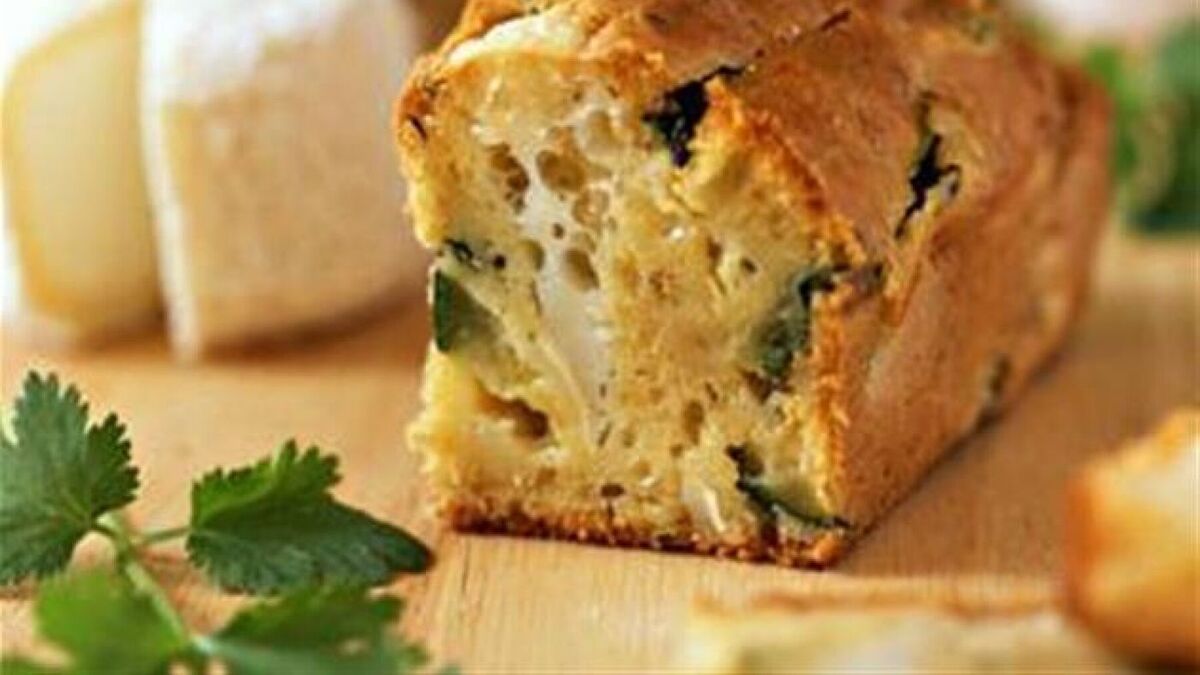 surprenez vos invités avec un cake salé à la courgette et au chèvre