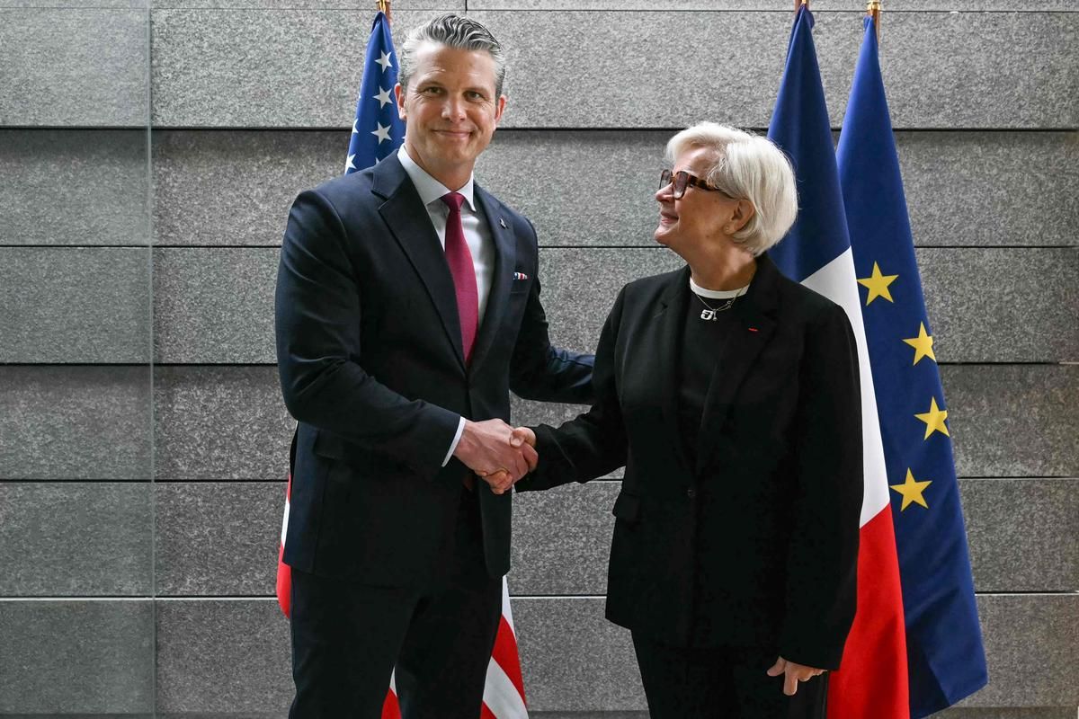 Sur les plages du débarquement, Pete Hegseth évoque une 'invasion' d’immigrés