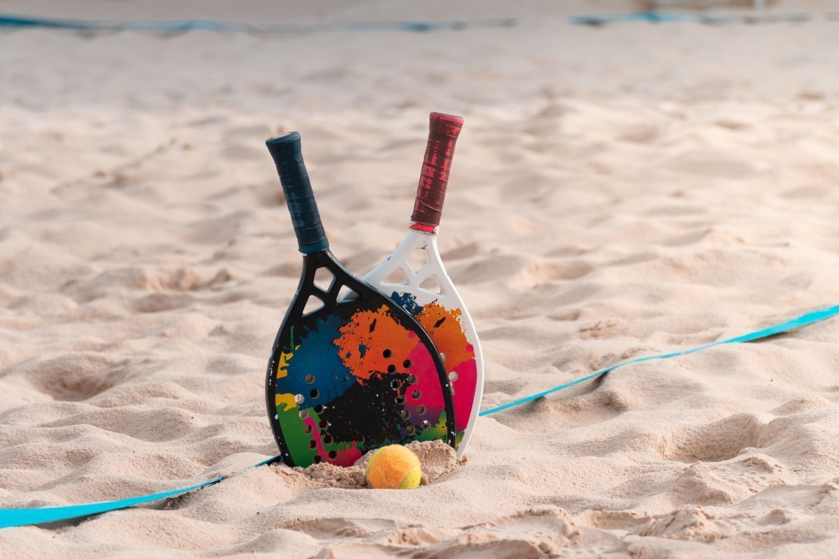 Le beach padel : le sport tendance des plages pour l'été 2026