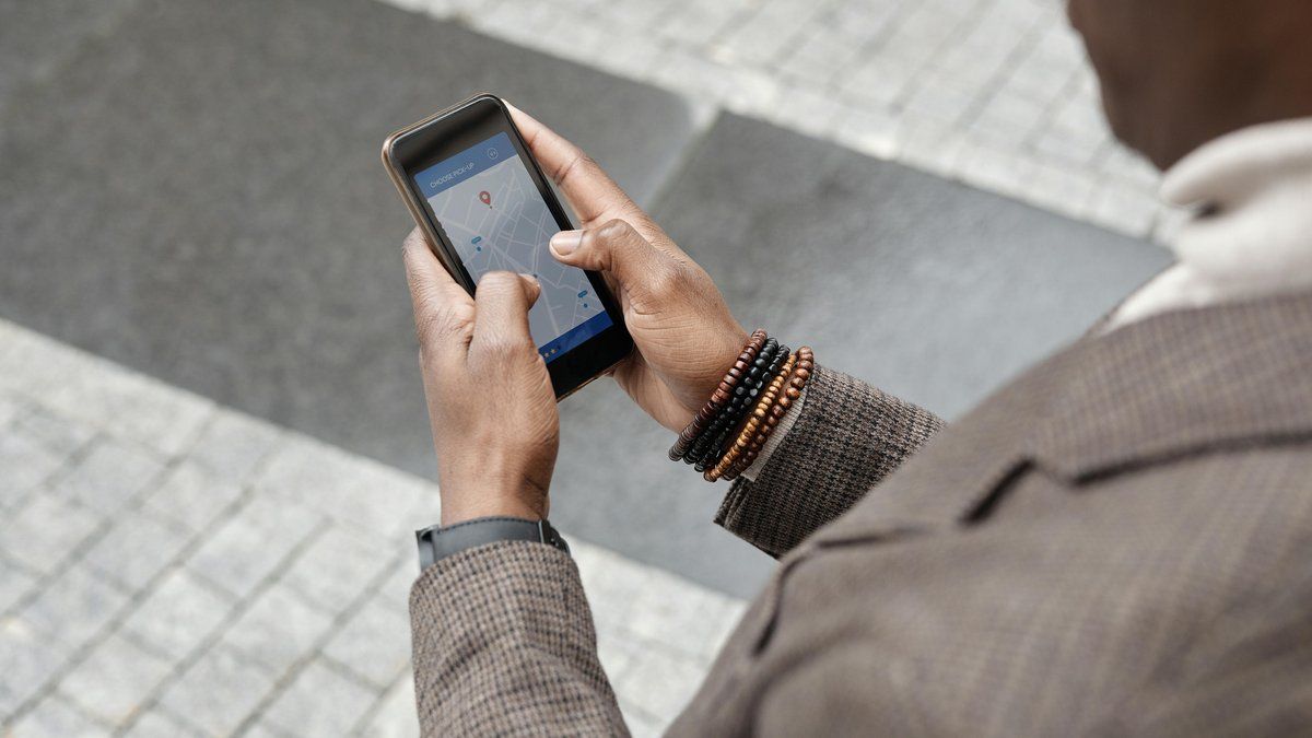 Géolocalisation : entre protection familiale et intrusion numérique