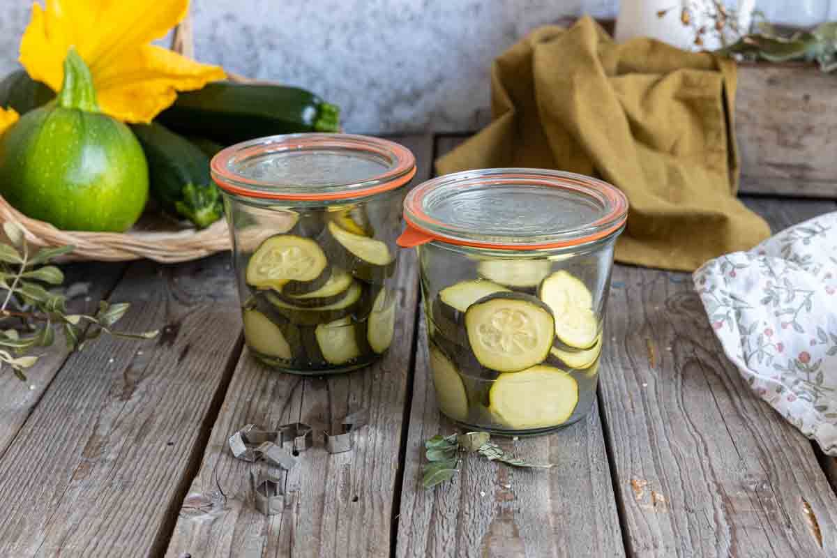 Préparer des bocaux de courgettes au naturel : la méthode simple et délicieuse