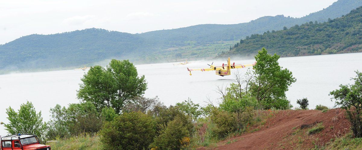 Un héros des airs : un pilote de Canadair maîtrise un incendie au Salagou