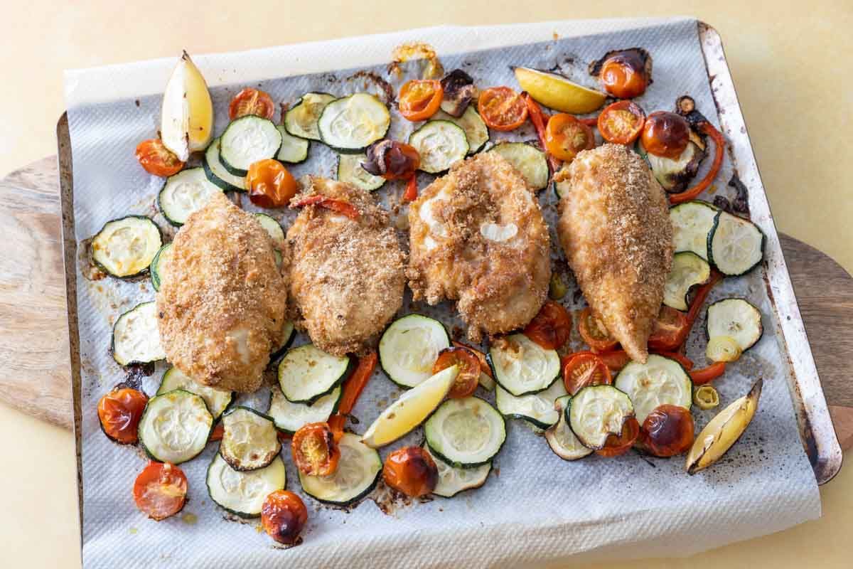 un plat savoureux de poulet au parmesan et citron