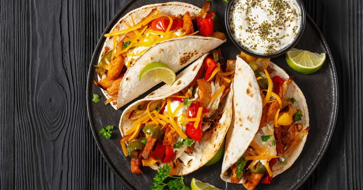 Des tacos au poulet gratinés, un festin familial à préparer en un clin d'œil