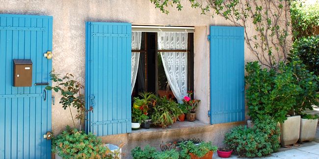 Remplacer ses fenêtres en bois par du PVC : un choix avantageux et économique