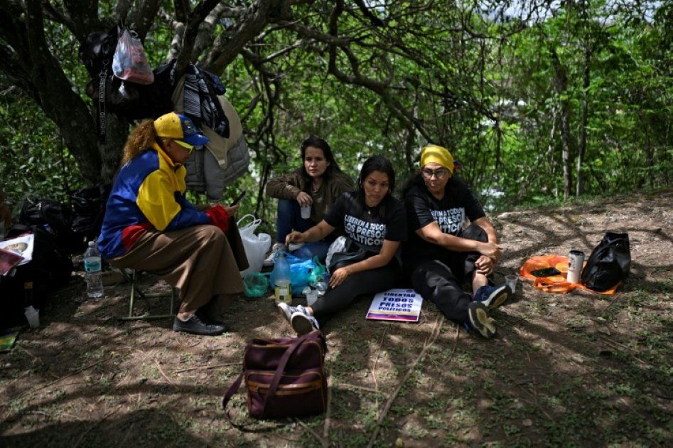 Des familles de prisonniers politiques font front devant l'ambassade américaine à Caracas