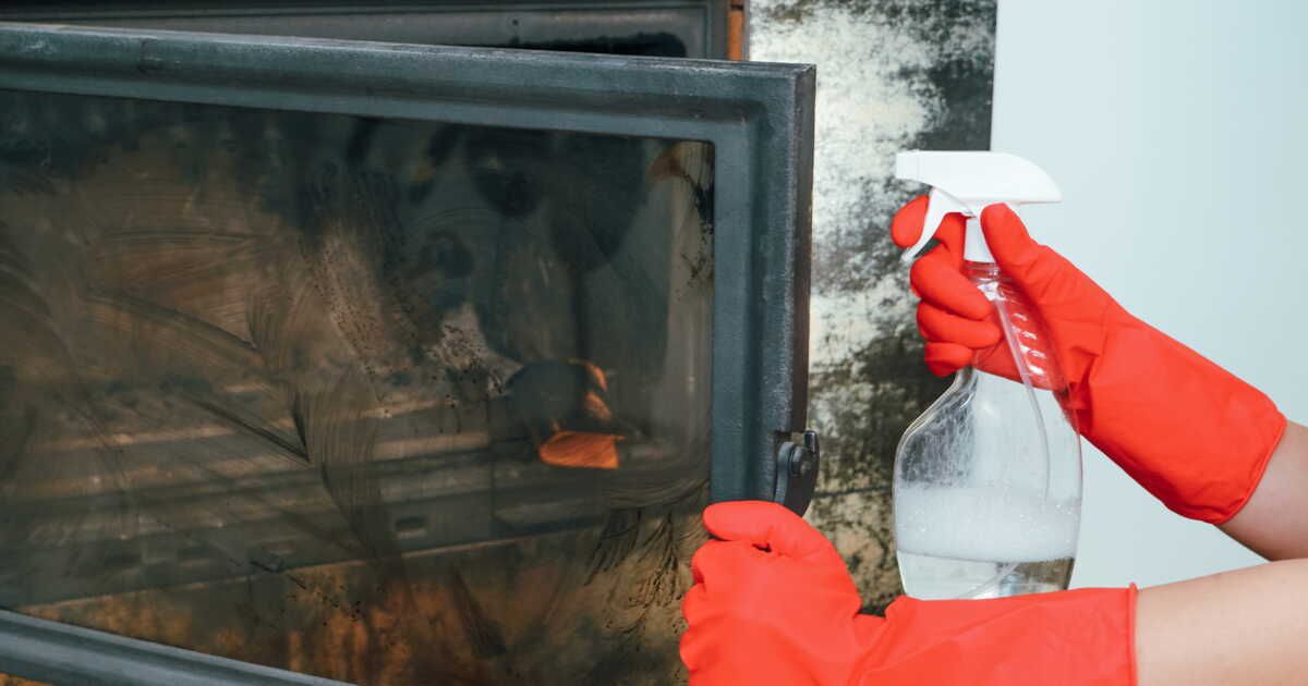 Des astuces naturelles pour faire briller la vitre de votre cheminée