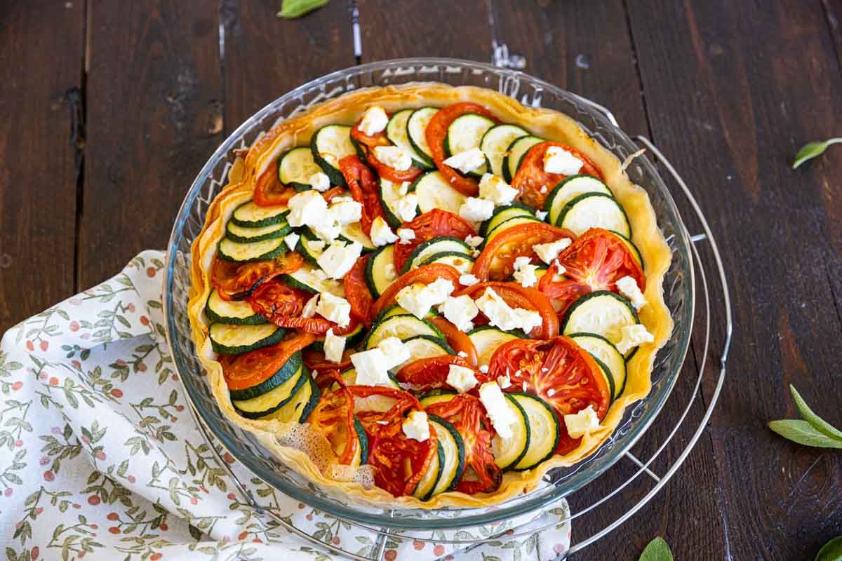 Une tarte légère et colorée aux courgettes, tomates et feta