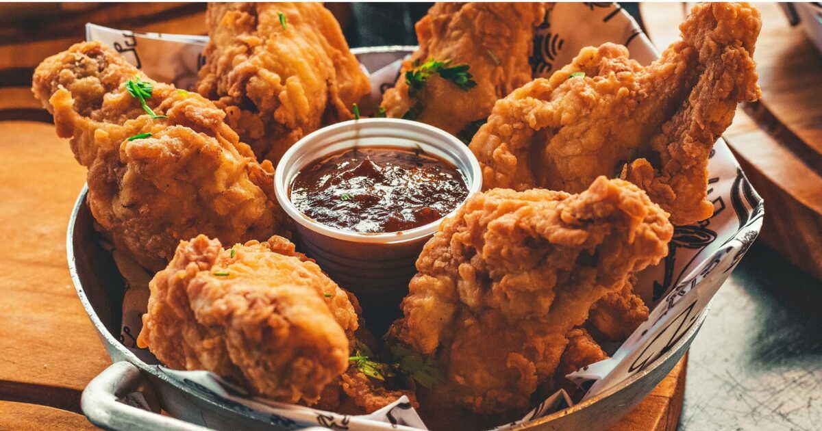 réalisez un poulet pané croustillant sans oeuf : découvrez l'astuce de la moutarde