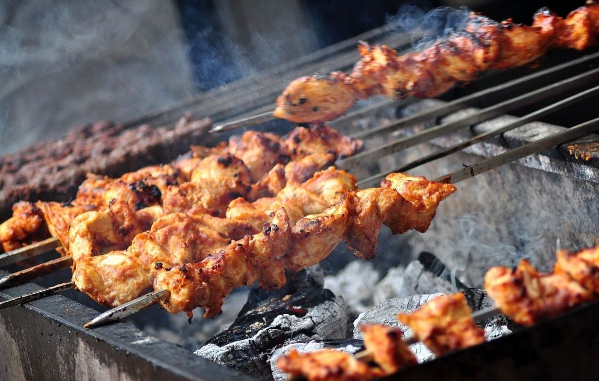 Un meurtre choquant en Indonésie : des brochettes de poulet comme arme fatale