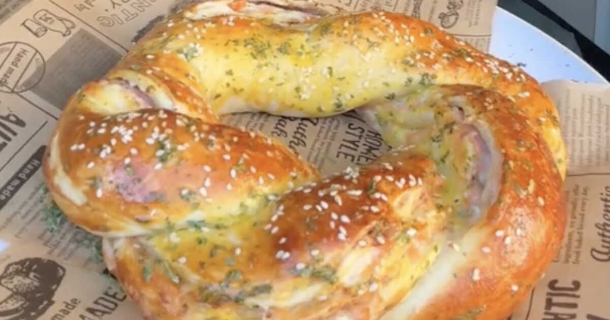 Apéro de Noël : la tresse feuilletée au saumon pour un moment festif et savoureux
