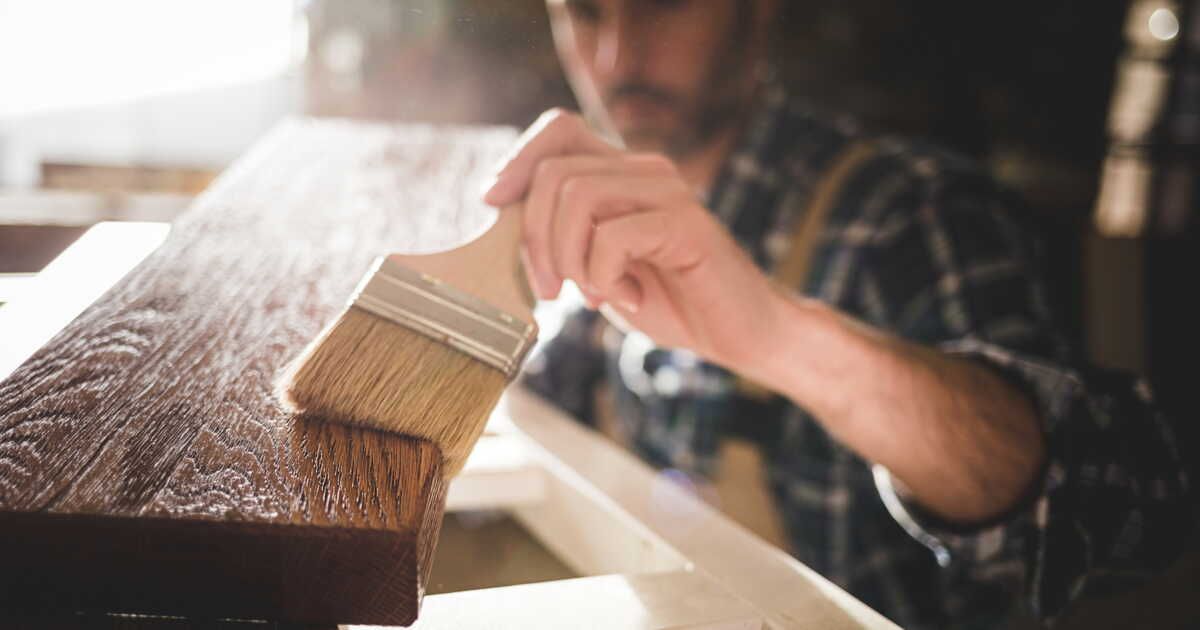 Donner vie à vos meubles en bois avec un vernis adapté