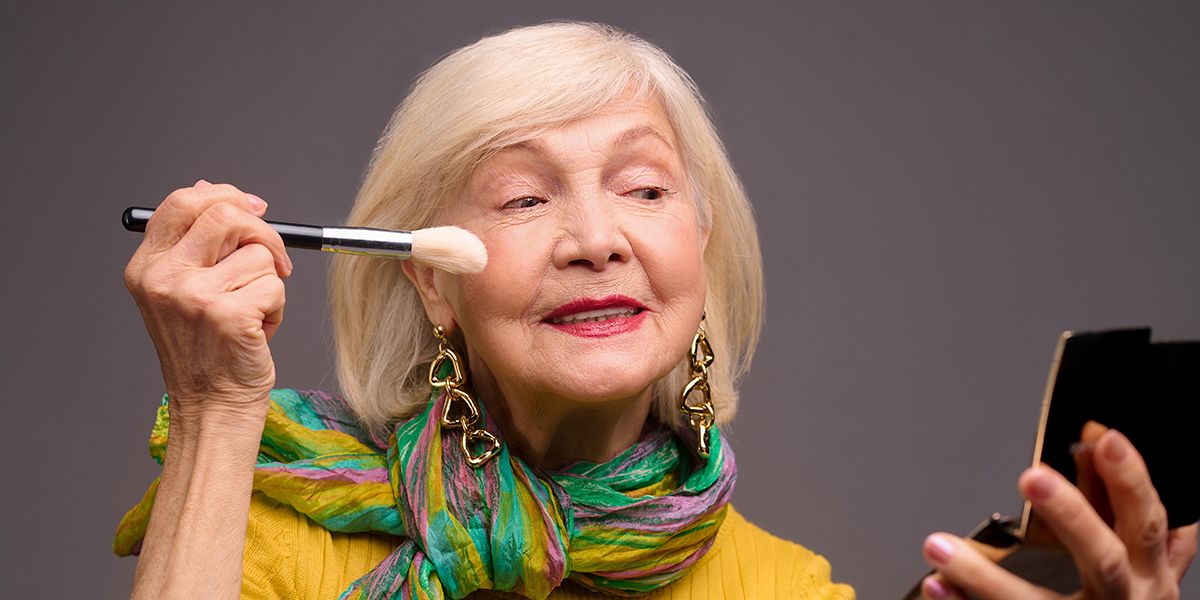 Maquillage après 70 ans : astuces pour un look éclatant