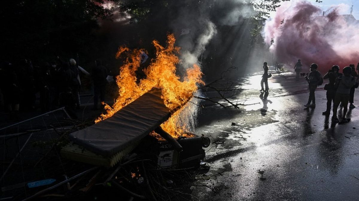 Les tensions montent à Genève : des manifestants anti-G7 s'affrontent à la police