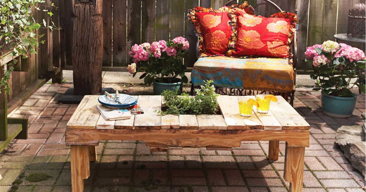Transformez une palette en table basse chic et écologique
