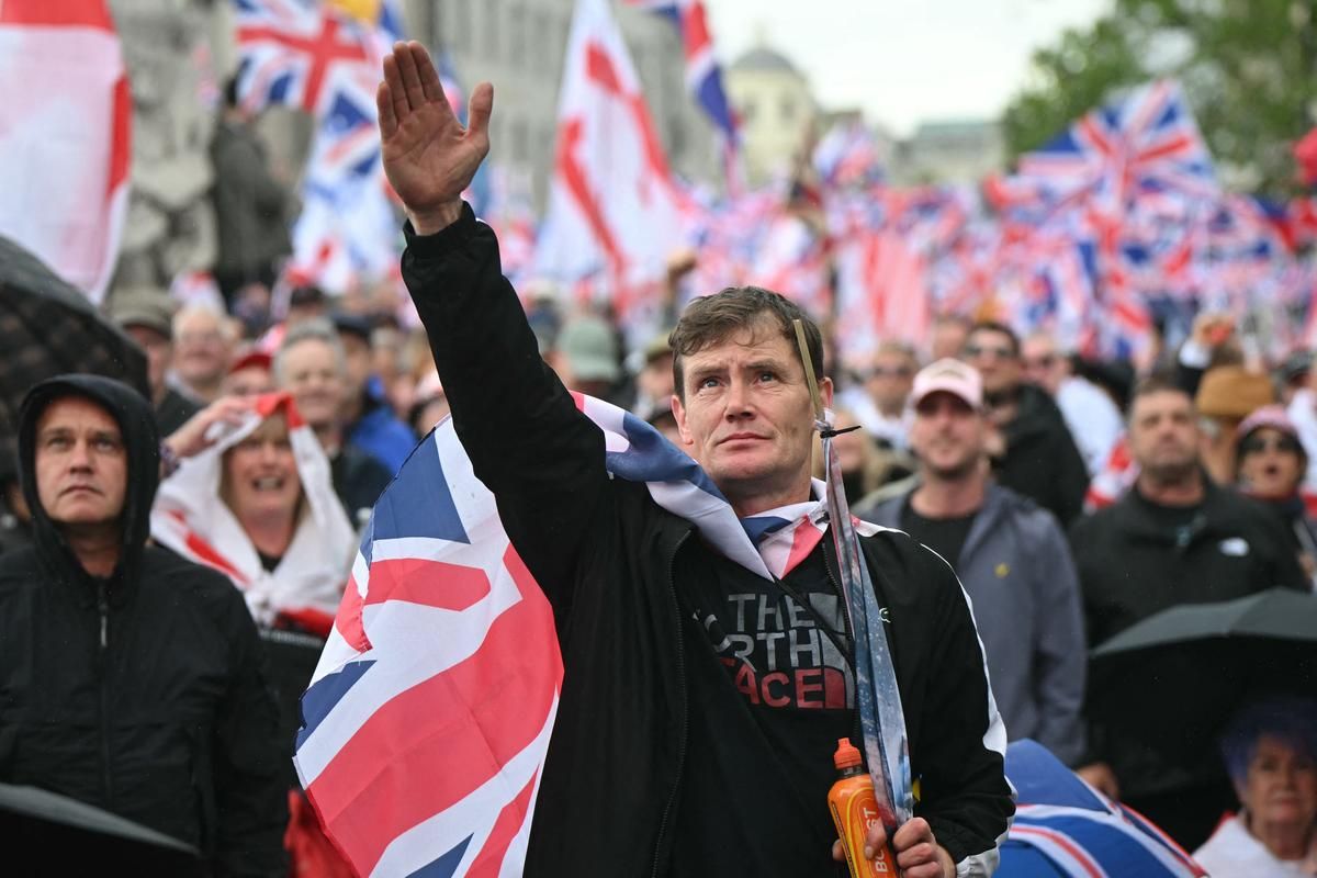 Tommy Robinson interpellé à l'aéroport de Heathrow : un retour controversé