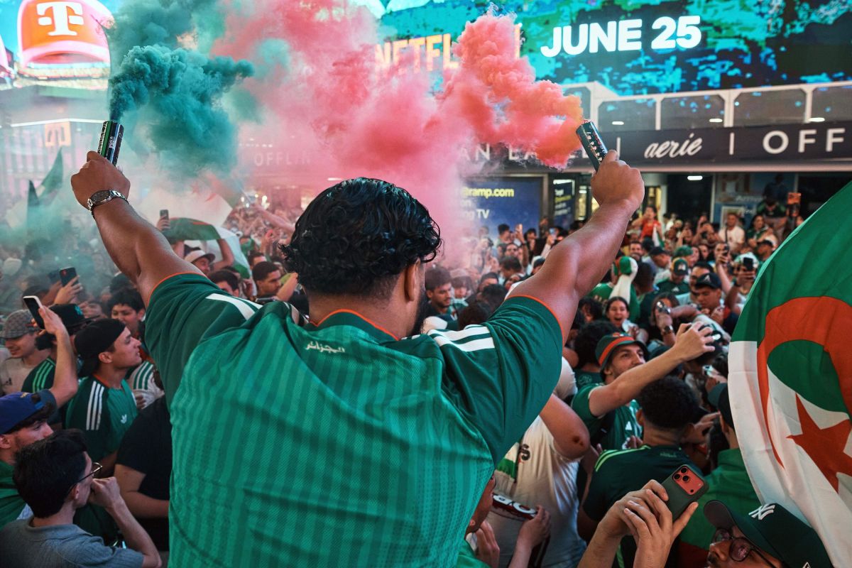 Rixes au cœur de Times Square : tensions entre supporters à l'approche de la Coupe du monde