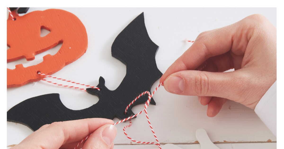 Bricolage d’Halloween : un mobile en bois