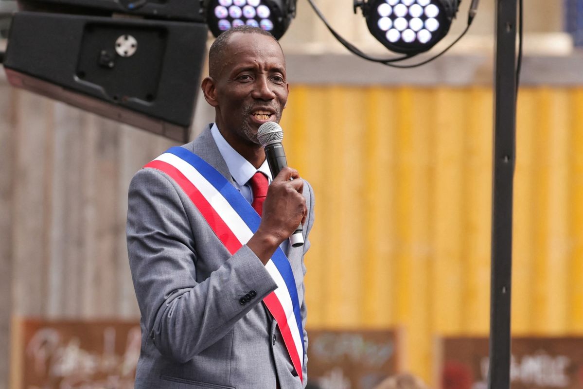 Siffler la Marseillaise : le maire de Saint-Denis dans la tourmente