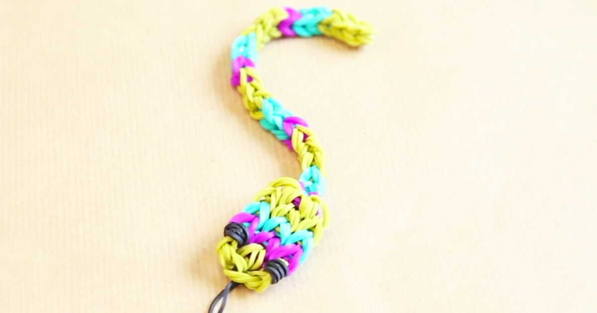 Quand la créativité s'entrelace : un serpent en élastiques Rainbow Loom
