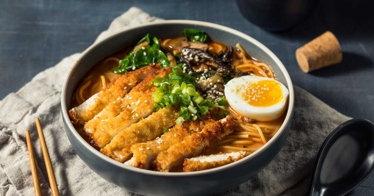 Un voyage culinaire au Japon avec du poulet croustillant et des nouilles savoureuses
