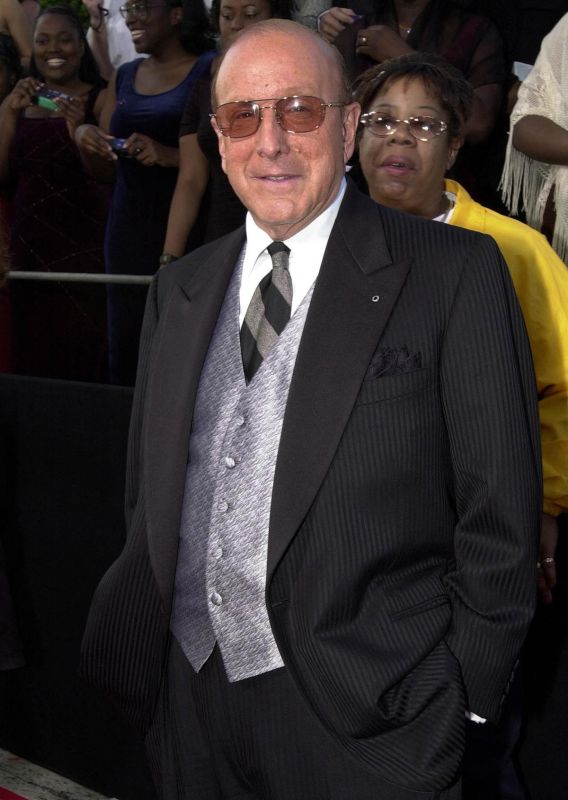 Désormais silencieux, le légendaire Clive Davis, pionnier de la musique