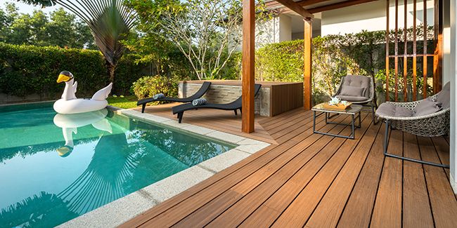 Aménager sa terrasse bois autour de la piscine : le guide complet